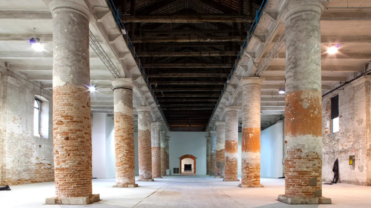 Confira detalhes sobre a curadoria, pavilhões e principais destaques da Bienal de Arquitetura de Veneza 2025!