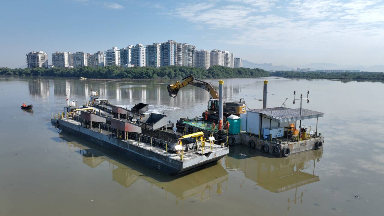 Estes são os primeiros resultados dos trabalhos desenvolvidos pela concessionária de saneamento básico, que atende 19 bairros da Zona Oeste. A dragagem, a criação das novas áreas de mangue e o reflorestamento das lagoas são alvo de um projeto para o qual estão sendo investidos R$ 250 milhões