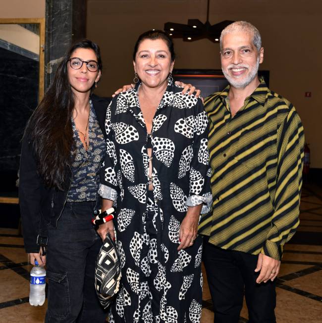 Benedita e Regina Casé com Estevão Ciavatta