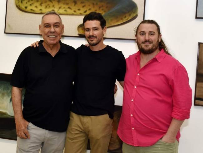 O artista Gabriel Giucci entre os curadores Marcus L