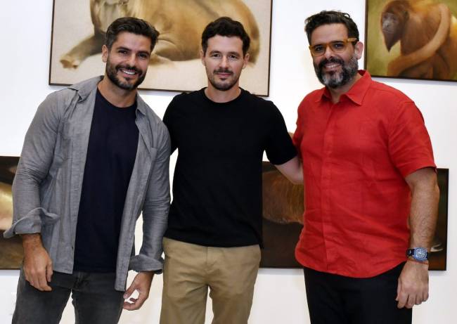 O artista Gabriel Giucci entre os irmãos Luiz e Ludwig Danielian