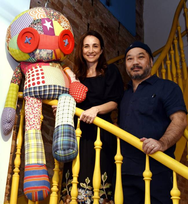 A curadora Paula Mesquita e o artista Tinho