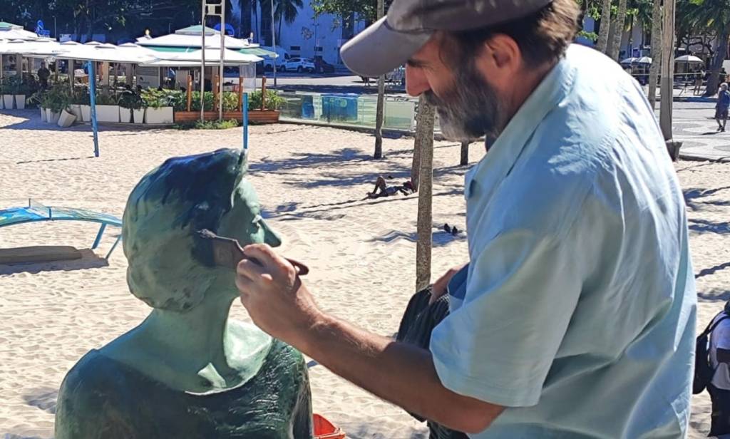 Estátua de Clarice Lispector na mureta do Leme é restaurada