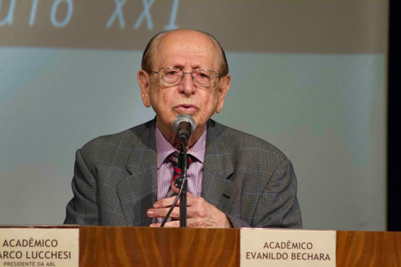 Por que Evanildo Bechara foi uma figura imprescindível na ABL