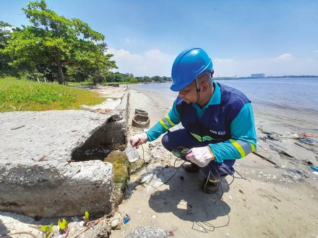 Fiscalizacao de esgoto irregular na Ilha do Governador credito Aguas do Rio¿Divulgacao.jpeg Em ação: fiscalização de despejo irregular de esgoto na Ilha do Governador