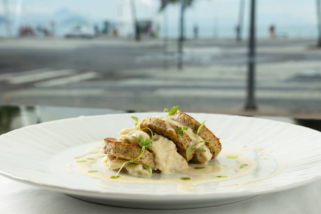 Foto-1-lasanha-de-bacalhau-Miramar-Alex-Souto-scaled.jpg Alloro: versão diferente tem polenta, bacalhau e aliche