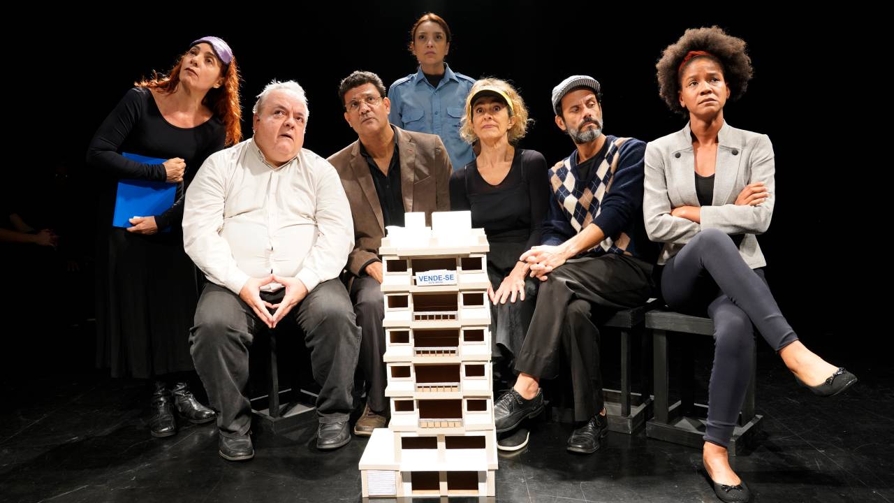 Da esquerda para a direita, Anna Wiltgen, Xando Graça, Alexandre Damascena, Ana Achcar, Gilberto Góes, Pamela Alves e Mariana Consoli (em pé)