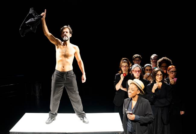 Cena Asco, com Gilberto Góes (em cima da mesa), Cami Boer. Coro: Anna Wiltgen, Ana Achcar, Mariana Consoli, Stefania Cortelleti, Panela Alves, Dada Maia, Miguel Ferrari e Angelo Bessa