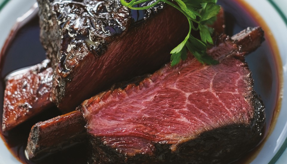 Glória Bistrô: o pastrami de costela no molho demi glace é estrela no cardápio