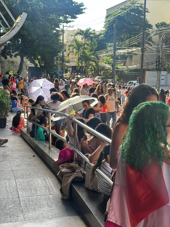 Segundo moradores, fila começou na madrugada de sábado (10/05)