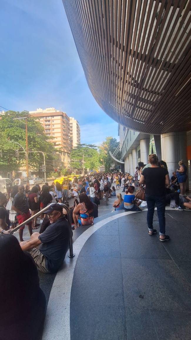 Porta do shopping da Gávea antes de abrir