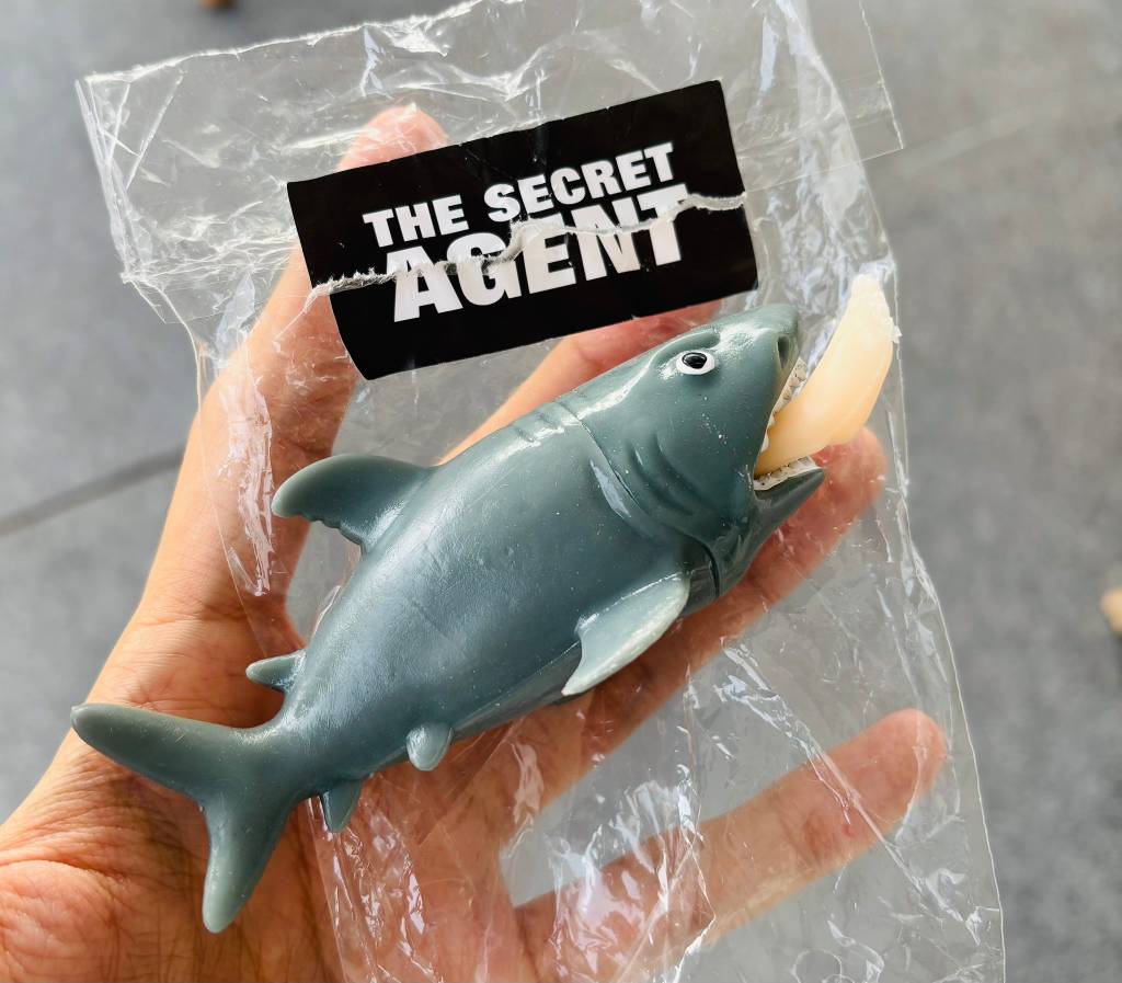 Brinde distribuído na sessão de “O Agente Secreto”, em Cannes