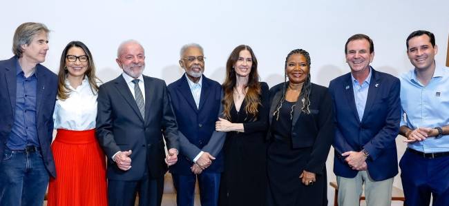 Malu Mader com o filho Antonio Mader Bellotto recebendo a Ordem por Tony Bellotto; Fernanda Torres e Lula; Flora e Gilberto Gil