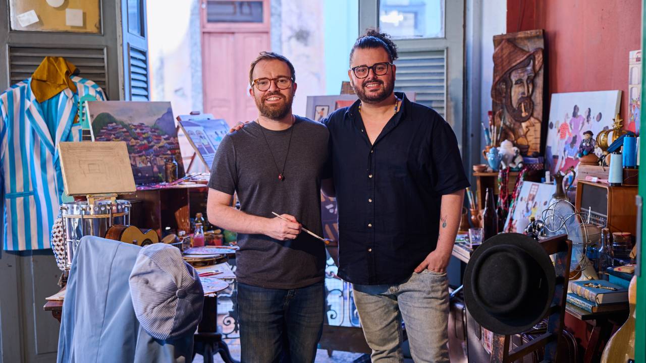 Os carnavalescos Gabriel Haddad e Leonardo Bora, da Unidos de Vila Isabel, criaram uma “logo-bandeira”