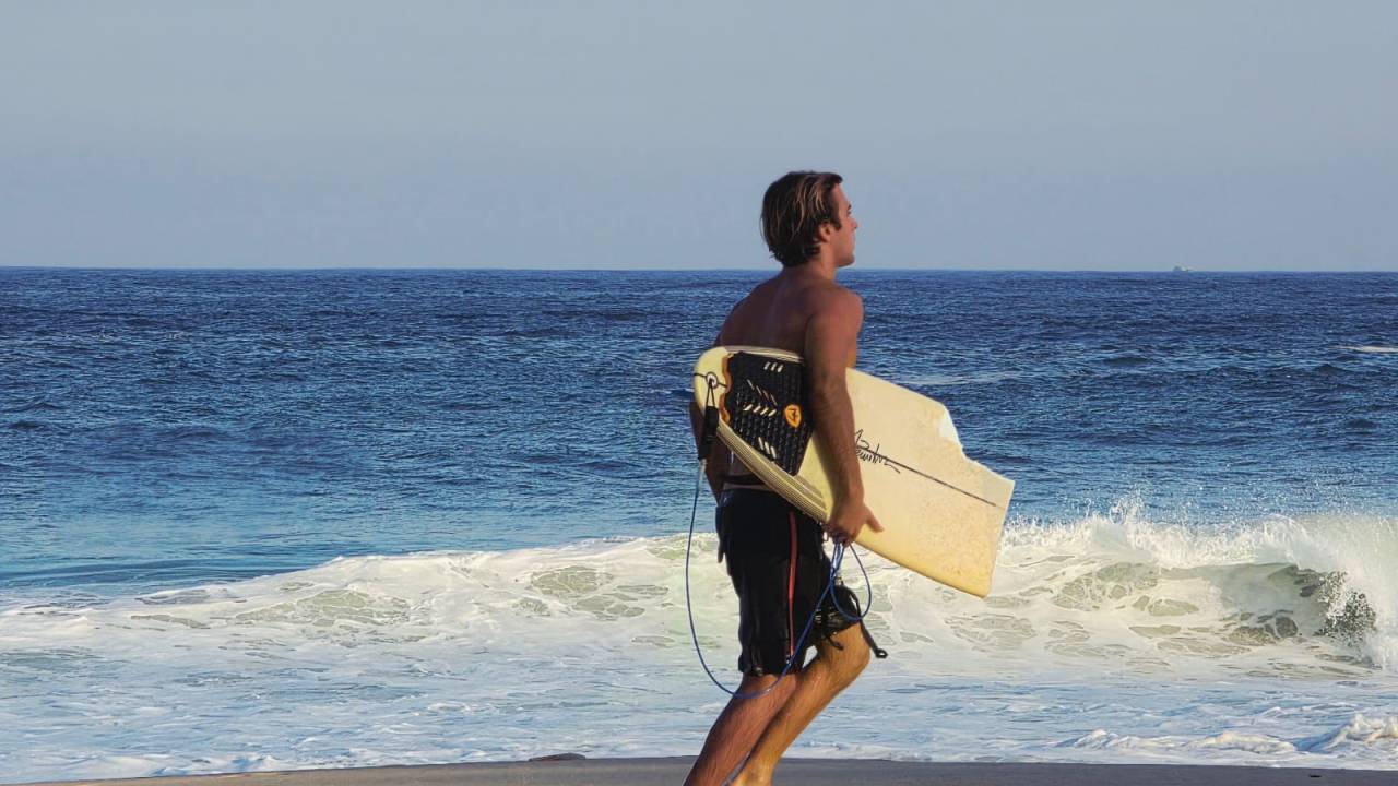 Surfista tem a prancha quebrada na praia do Leblon
