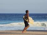Surfista tem a prancha quebrada na praia do Leblon