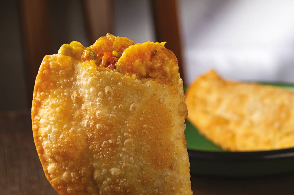 JURUBEBA – PASTELZINHO DE CAMARÃO COM CATUPIRY – FOTO RODRIGO AZEVEDO (1).jpg Jurubeba: camarão bem temperado com catupiry no recheio