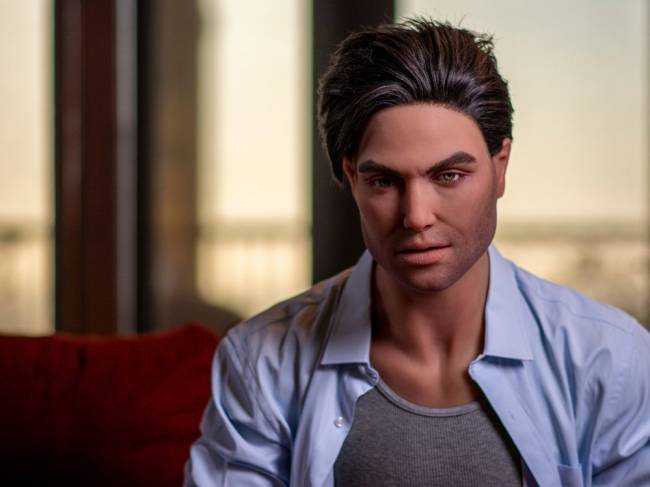 Johnny, um dos exemplares masculinos do RealDoll