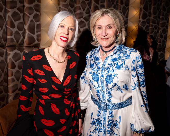 A executiva de moda Linda Fargo, vice-presidente sênior do escritório de moda de NY e diretora de moda feminina da loja de departamentos Bergdorf Goodman; e Susan Magrino, dona da Susan Magrino Agency, assessoria de comunicação