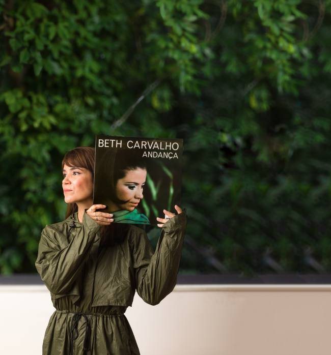 Luana Carvalho Legado: filha de Beth Carvalho, Luana relançou o primeiro disco da mãe