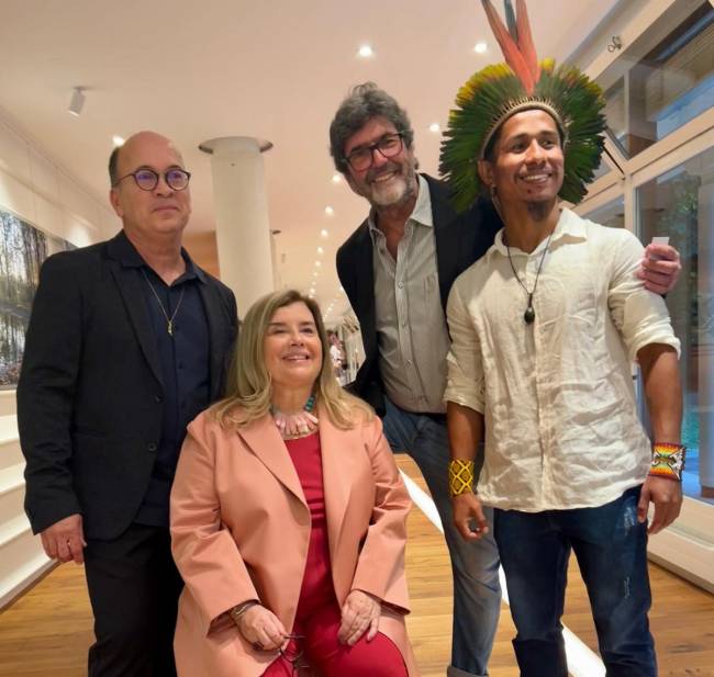 O curador Marcelo Mendonça com Christina Oiticica, Sérgio Zalis e TxaTxu Pataxó