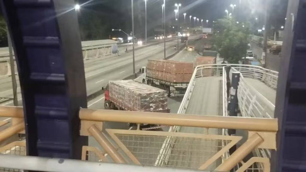 Ônibus desviados, escolas fechadas: os impactos do tiroteio na Maré