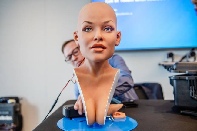 RealDoll-Realbotix_Tokens.com_Simulacra_founder_Matt_McMullen-luncheon_Toronto-June_2024-Laura_Proctor_The_Logic-1920x1280-