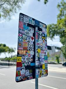 Rio Stickers: coletivo reúne artistas e grafiteiros em oficina de colantes Rio Stickers: coletivo reúne artistas e grafiteiros para colar adesivos nas ruas