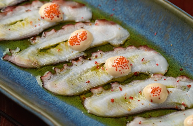 Suibi; lâminas de polvo com ponzu e maionese de ostra
