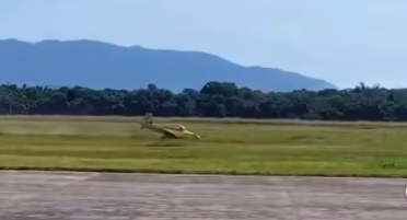 Avião faz pouso de emergência em evento no Museu Aeroespacial; veja vídeo