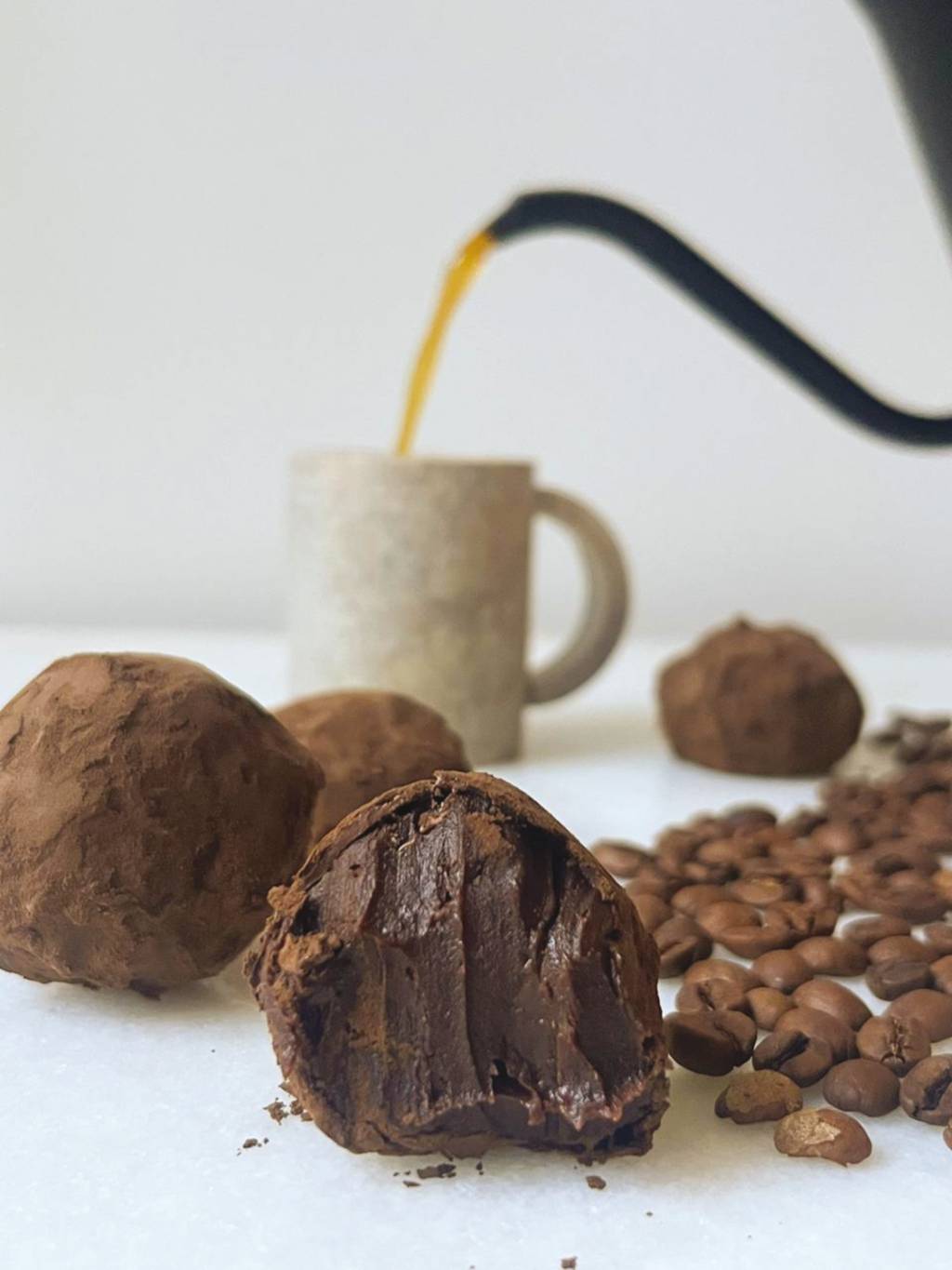 Sobremesas com café – Dianna Bakery_Trufa_Cred Teca Cavalcanti (1).jpg Trufas de chocolate com café são da Dianna Bakery
