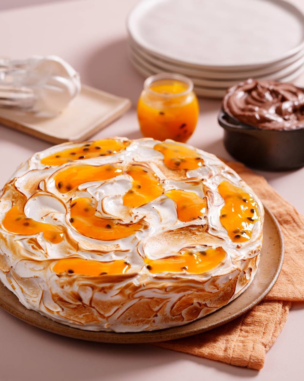 Studio Cromo – Renan Blaute (2) Atelier dos Sabores: torta alaska tem financier de chocolate, merengue e e mousse de maracujá