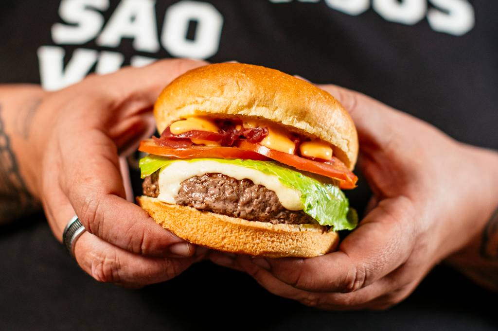 TT BURGER TT Burger: Nesta quarta, os cem primeiros clientes da casa serão presenteados com um voucher exclusivo de um burger grátis por mês ao longo de um ano