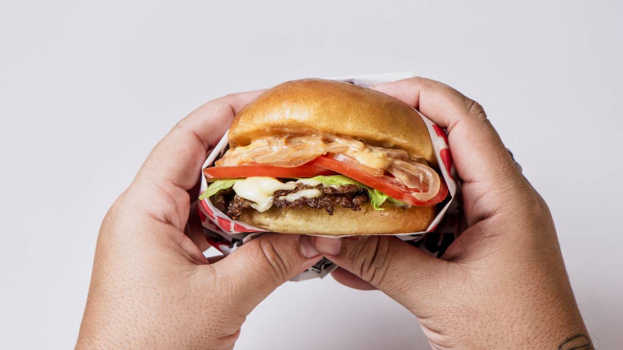 Três Gordos: lançamento de aniversário tem tomate, alface e molho da casa