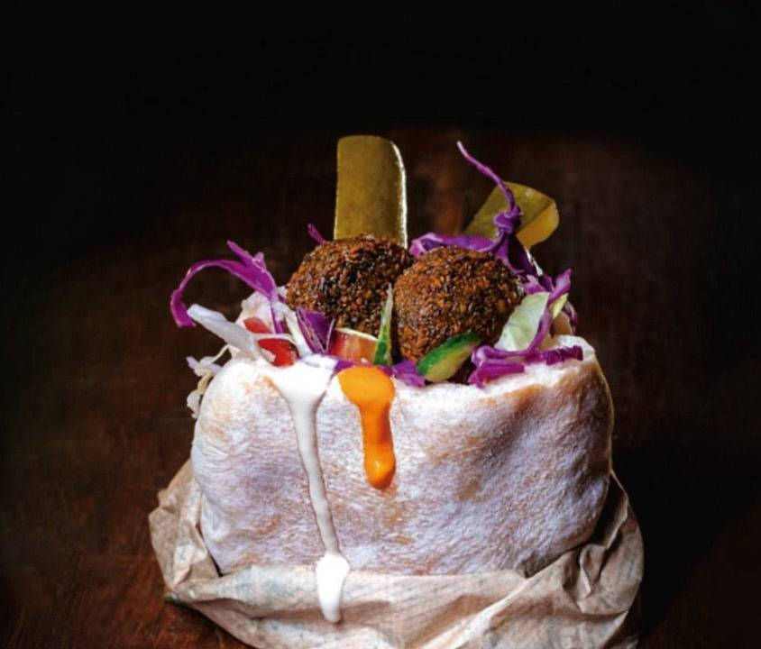 Balcão: falafel (R$ 27,90) recheada com os tradicionais bolinhos de grão -de-bico fritos, hummus, salada israelense, cebola roxa no sumagre, picles da casa e molho tahine com salsa