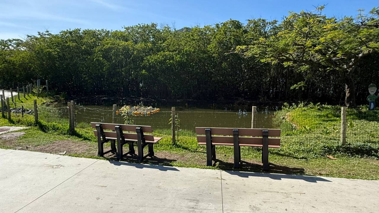 Bancos serão instalados nesta sexta (16/05), de frente para o espelho d'água no Parque dos Patins