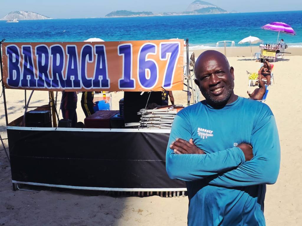 Contrariados, barraqueiros da orla tentam se adequar ao novo decreto