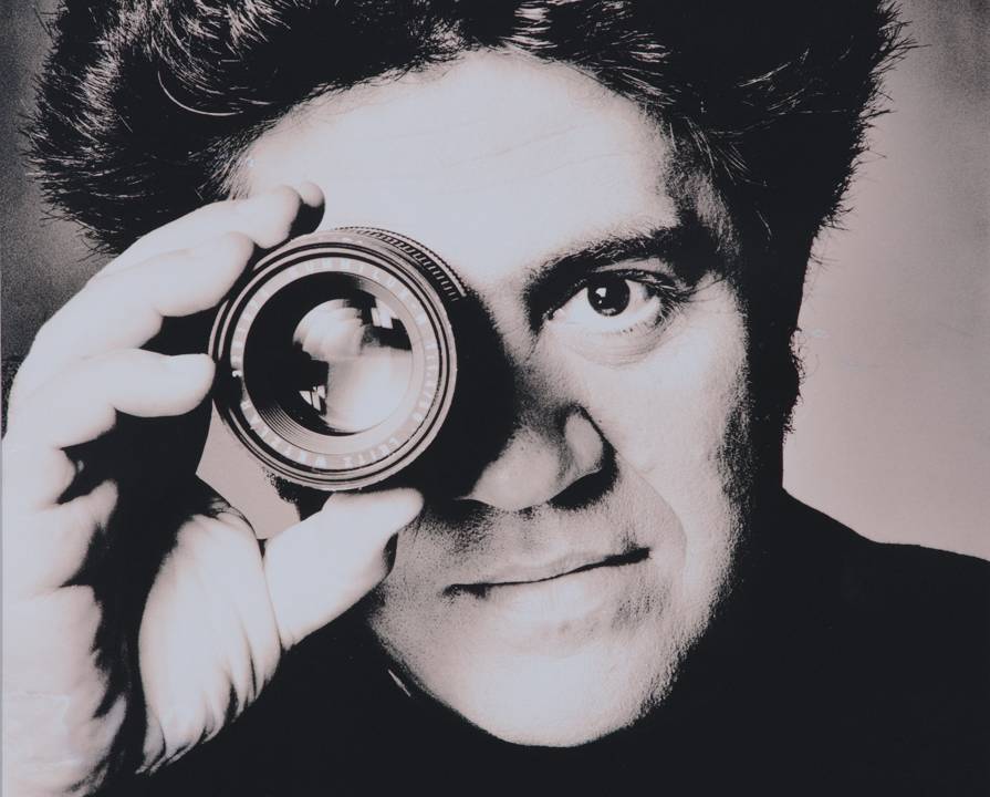 Lente de contato: cineasta espanhol Pedro Almodóvar em registro inédito