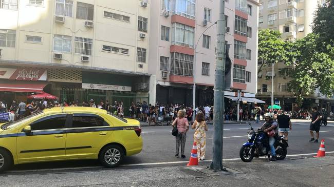 Fila gigantesca para passar num dos pontos de revista