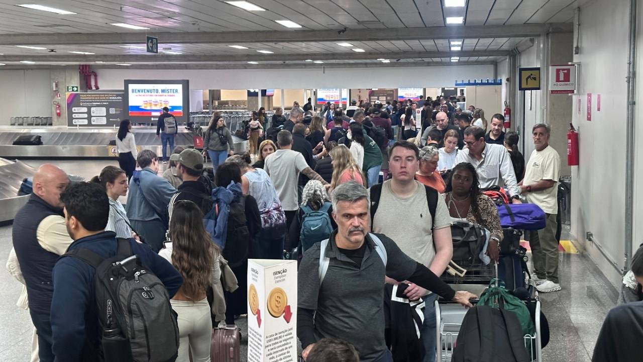 Fila no desembarque internacional do Galeão por greve da Receita Federal