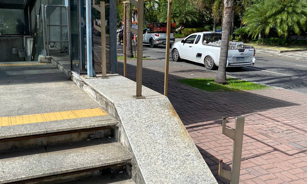 Um dos lados da saída/entrada do metrô sem corrimão