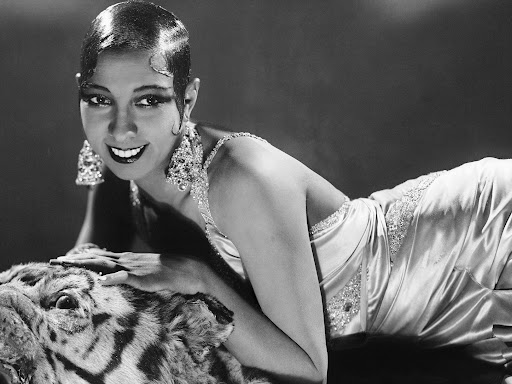 bela mulher negra posando para foto com roupas dos anos 1920