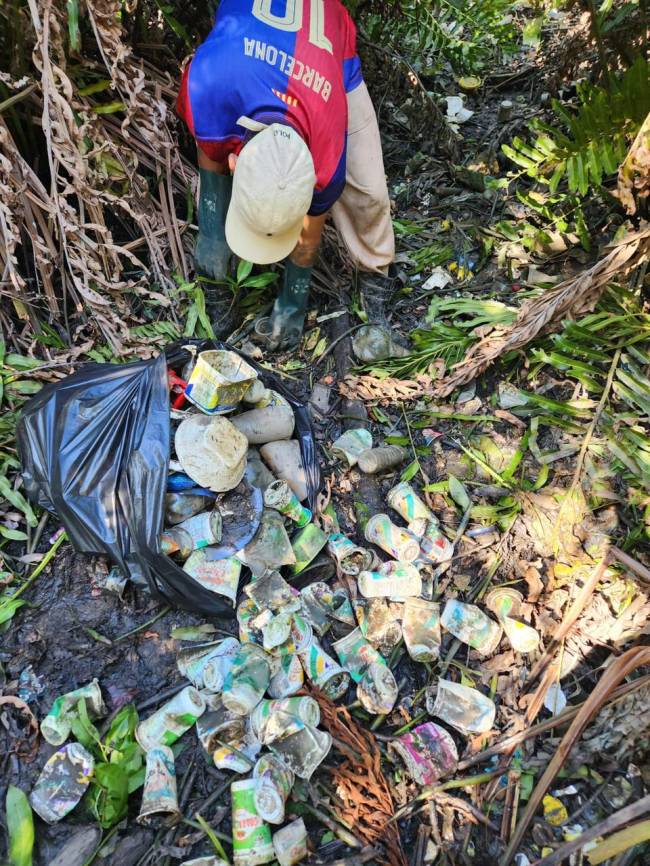 Quantidade de plástico antigo encontrado às margens da lagoa Camorim