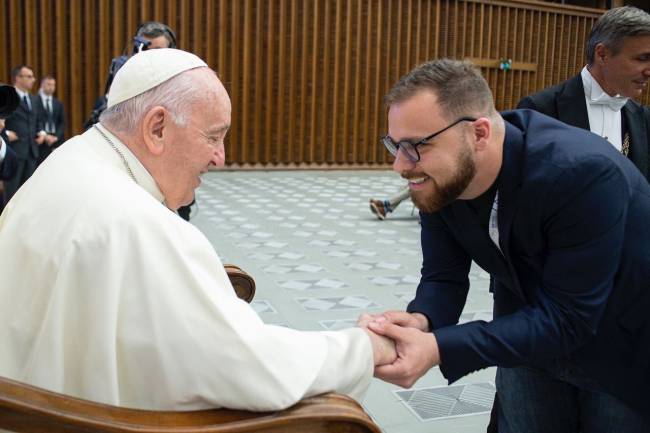 Luis esteve com o papa Francisco em 2022, em Roma