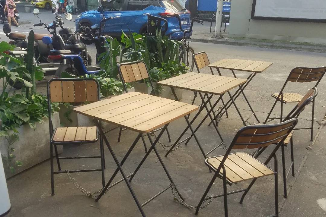 Cadeiras são acorrentadas às mesas em comércio em Copacabana