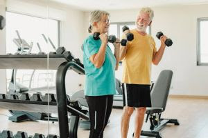 Treinamento de força pode ajudar a prevenir doenças como a demência senil e o Alzheimer.