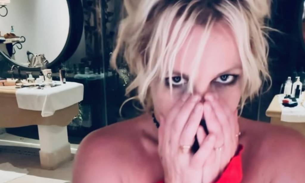 O que fez Britney Spears ser recebida pela polícia em aeroporto