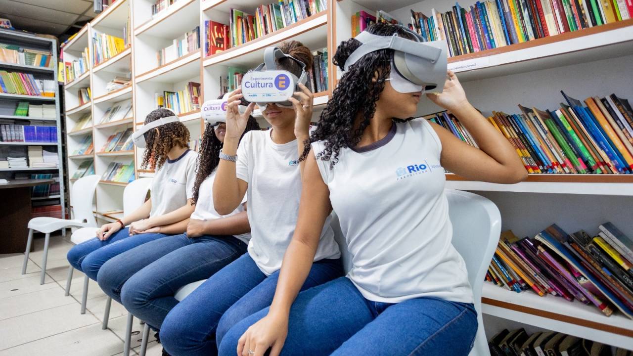 Alunos usando óculos de realidade virtual