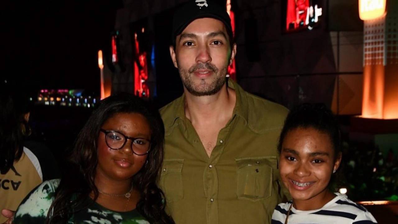 Paulo Mesquita com Maria, 17 anos, e Laura, 16, filhas da jornalista Glória Maria