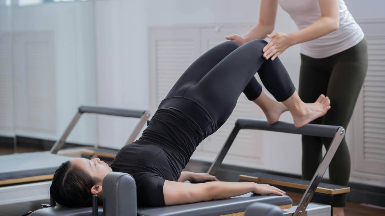 Mulher praticando Pilates.